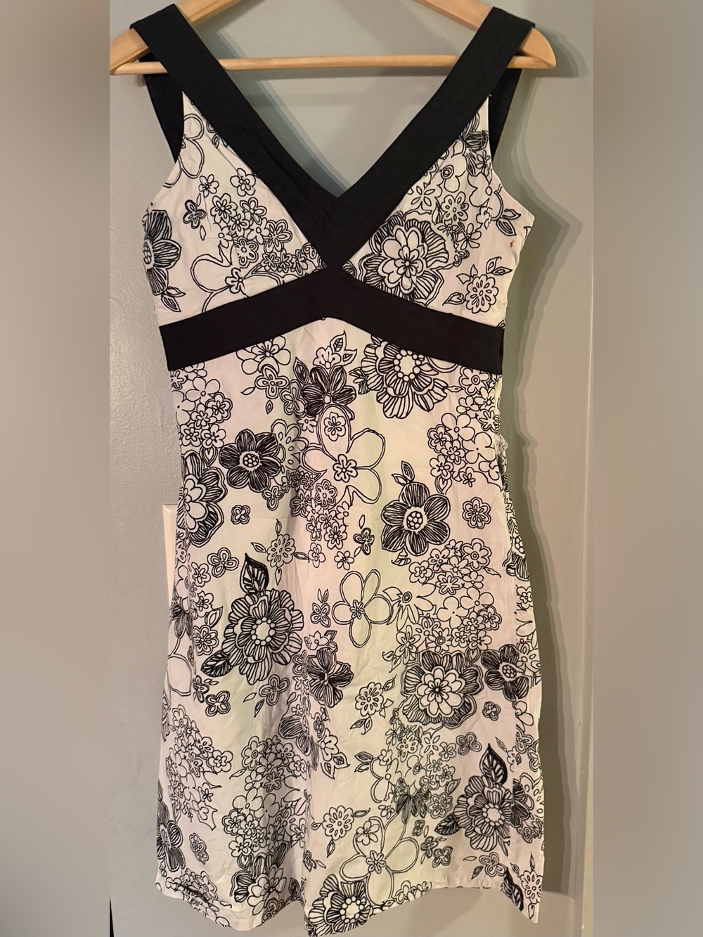 Black and White Floral V-Neck Dress// tiny red stain and small tear